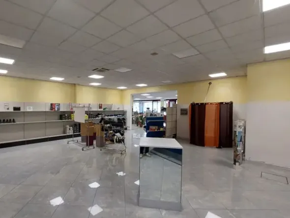 #2537843 Ampio negozio con grande visibilità su Via Emilia
