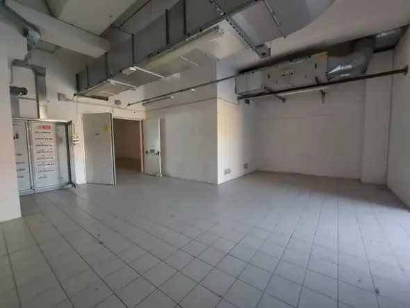#18307 Ampio negozio in zona commerciale