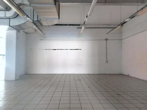 #18307 Ampio negozio in zona commerciale