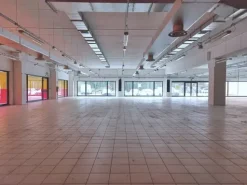 #18307 Ampio negozio in zona commerciale