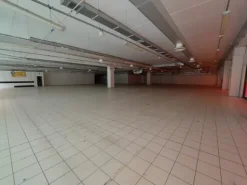 #18307 Ampio negozio in zona commerciale