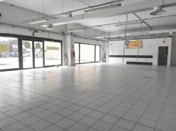 #18307 Ampio negozio in zona commerciale