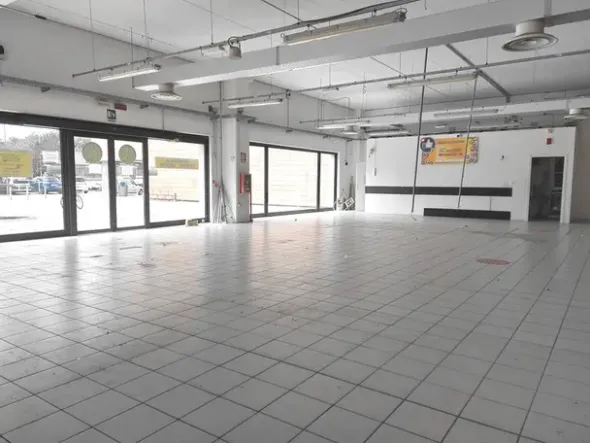 #18307 Ampio negozio in zona commerciale