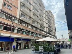 #2530002 Ampio negozio su via Sparano