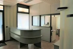 #21756 Ampio ufficio al piano terra oltre a tre autorimesse