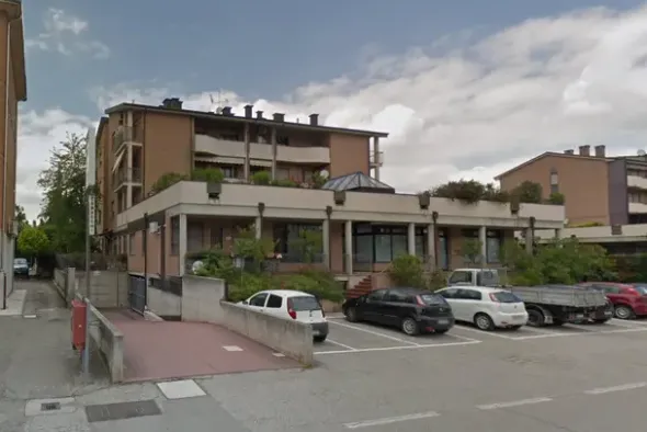 #9215 Ampio ufficio al piano terra oltre a due autorimesse