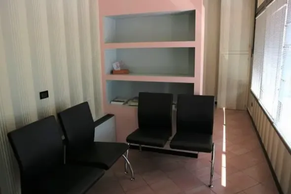 #9215 Ampio ufficio al piano terra oltre a due autorimesse