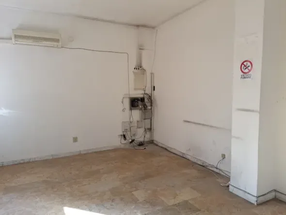 #2638499 Ampio ufficio con cantina e box auto