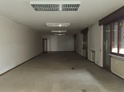 #2638530 Ampio ufficio con cantina e parcheggi di pertinenza