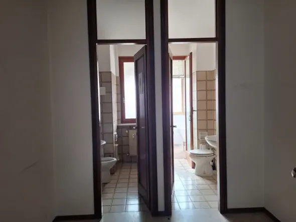 #2638530 Ampio ufficio con cantina e parcheggi di pertinenza