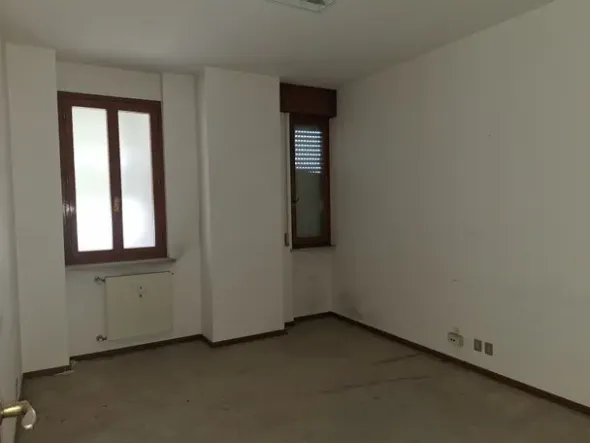#2638530 Ampio ufficio con cantina e parcheggi di pertinenza