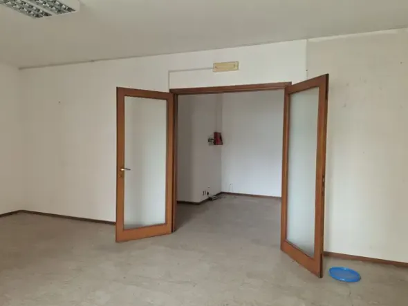 #2638530 Ampio ufficio con cantina e parcheggi di pertinenza