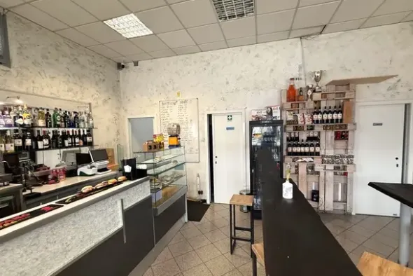 #2638601 Area di rifornimento con negozio e lavaggio