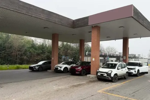#2638601 Area di rifornimento con negozio e lavaggio