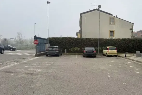 #2638601 Area di rifornimento con negozio e lavaggio