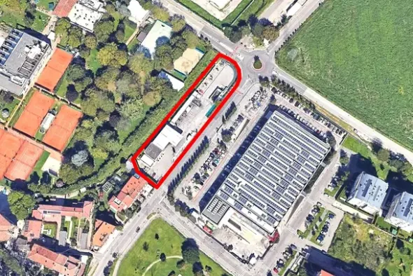 #2638601 Area di rifornimento con negozio e lavaggio