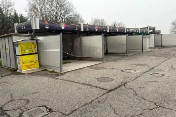 #2638601 Area di rifornimento con negozio e lavaggio