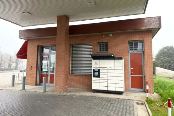 #2638601 Area di rifornimento con negozio e lavaggio