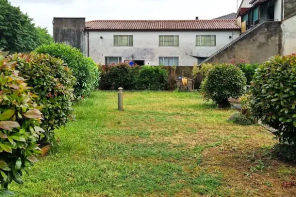 #23780 Area urbana adibita a giardino condominiale