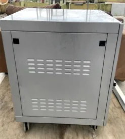 Armadio RACK marca AIINO con 4 ruote