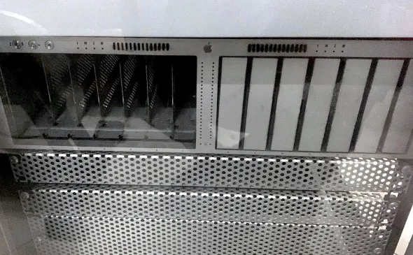 Armadio RACK marca AIINO con 4 ruote