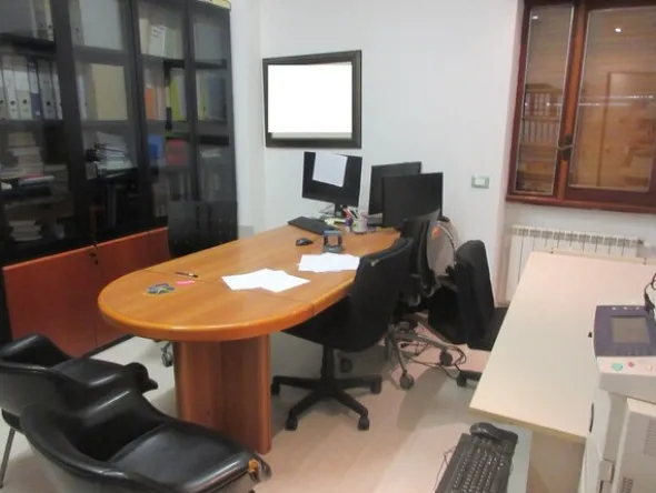 1#6487 Arredamento da ufficio e attrezzature elettroniche