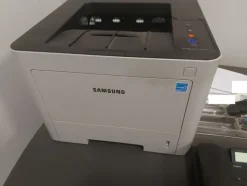 46#8179 Arredamento da ufficio e macchine elettroniche