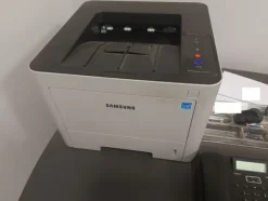 46#8179 Arredamento da ufficio e macchine elettroniche