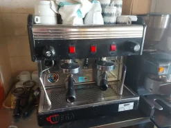 2#8402 Arredamento e attrezzature da bar di albergo