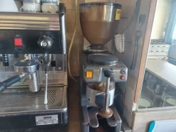 2#8402 Arredamento e attrezzature da bar di albergo