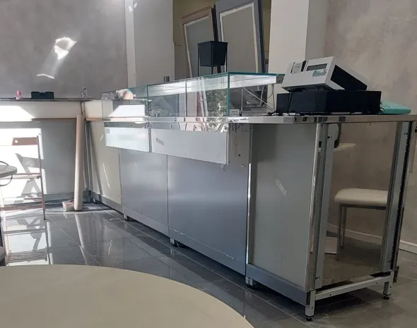Arredamento e attrezzature per bar
