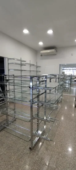 ARREDAMENTO NEGOZIO DI ABBIGLIAMENTO