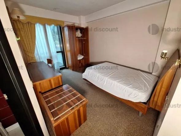 3#8869 Arredamento per albergo e materiale di ricambio