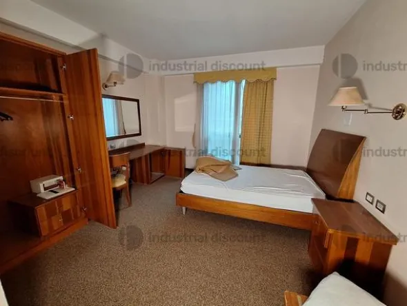 3#8869 Arredamento per albergo e materiale di ricambio