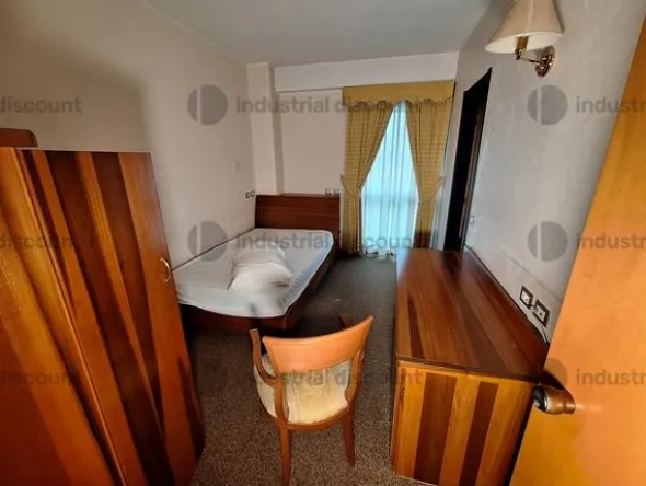 3#8869 Arredamento per albergo e materiale di ricambio
