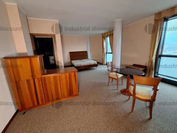 3#8869 Arredamento per albergo e materiale di ricambio