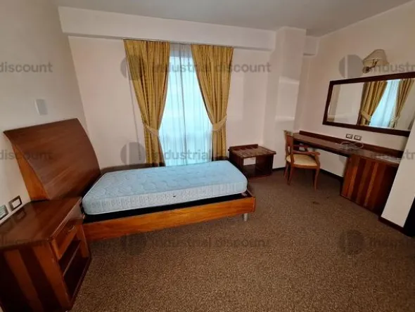 3#8869 Arredamento per albergo e materiale di ricambio