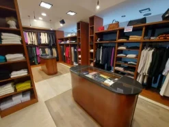 2#8071 Arredamento per negozio