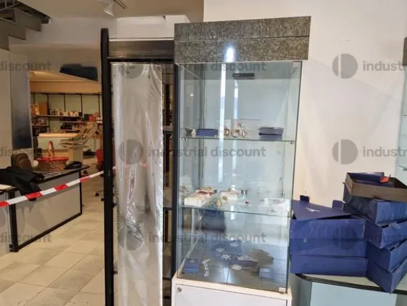 5#8748 Arredamento per negozio