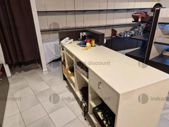 5#8748 Arredamento per negozio