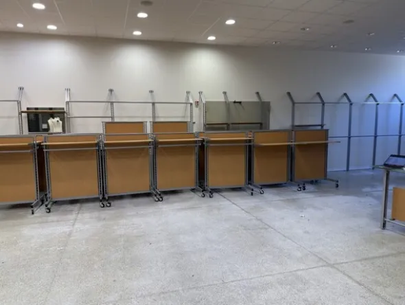 11#7821 Arredamento per negozio abbigliamento
