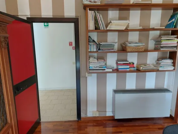 154#7915 Arredamento per ufficio
