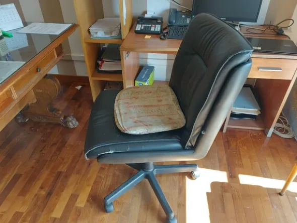 154#7915 Arredamento per ufficio