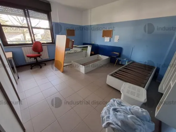 2#8857 Arredi cucine e strumenti sanitari