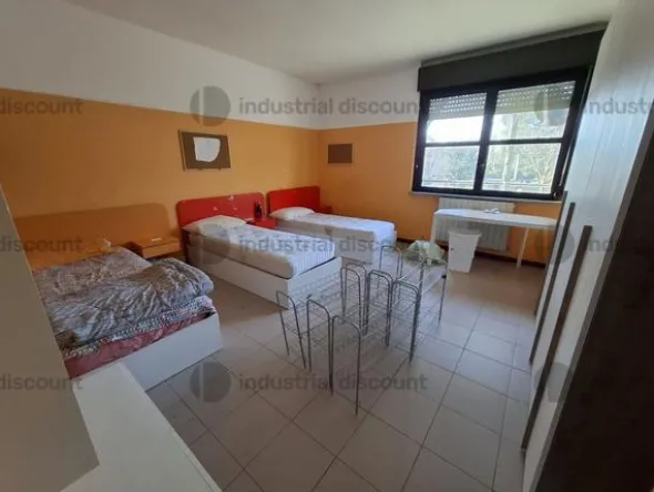 2#8857 Arredi cucine e strumenti sanitari