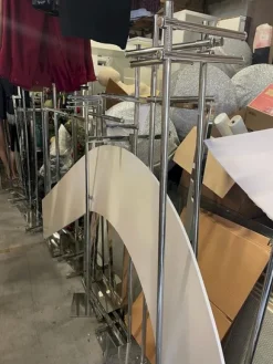 1#8166 Arredi da negozio e scaffalature