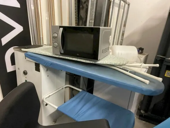 1#8166 Arredi da negozio e scaffalature