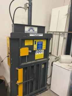 1#8166 Arredi da negozio e scaffalature