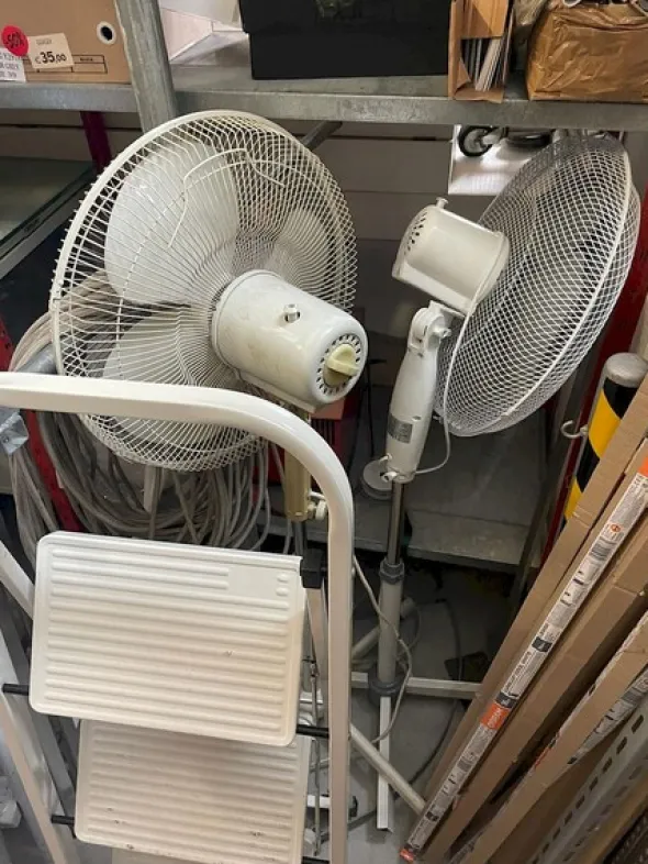 1#8166 Arredi da negozio e scaffalature