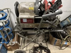 1#89310 Arredi da ufficio e Autocarro Nissan Maxity e Attrezzatura termoidraulica